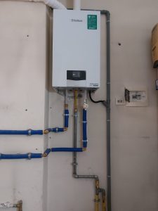 Sostituzione caldaia a basamento con murale Vaillant e scaldacqua a pompa di calore Hermann Saunier Duval