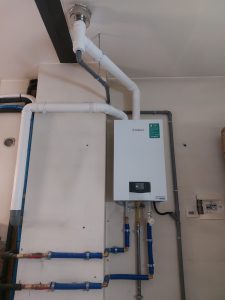 Sostituzione caldaia a basamento con murale Vaillant e scaldacqua a pompa di calore Hermann Saunier Duval